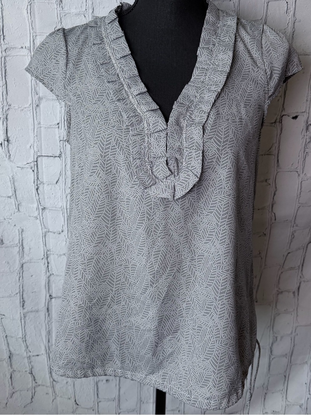 Banana Republic Light Gray Printed Ruffle V-Neck Cap Sleeve Top